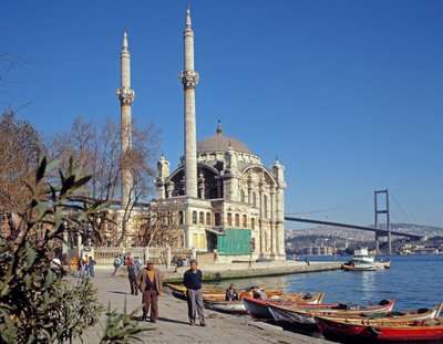 Udsigt over Abdulmecid-moskeen ved Ortakoy med Bosporusbroen i baggrunden af Unbekannt Unbekannt